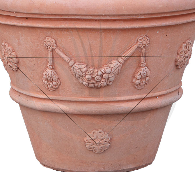 The garland pot is a classic of Tuscan terracotta. Suitable for rustic environments, its motif follows a specific rule. Here is a guide to drawing the garlands on the vase