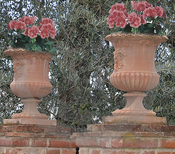 Pillar Cups are pots to be placed on the columns of entrance gates of properties with gardens and courtyards. They can be defined as flower containers or monumental pieces